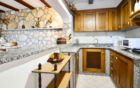 Villa Campanella: Countertop, Indretning, Gulvbelægning, Møbel, Etage, Sanitærarmatur, Køkken, Cabinetry, Tap, Håndvask