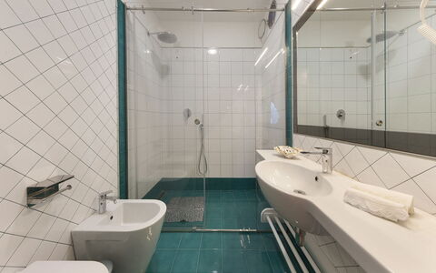 Villa Nerano: Badeværelse, Sanitærarmatur, Gulvbelægning, Badeværelsesvask, Indretning, Etage, Tap, Vvs, Bruser, Håndvask