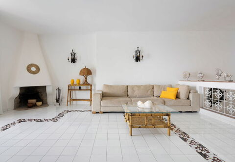 Villa Luce: Gulvbelægning, Møbel, Etage, Indretning, Væg, Stue, Belysning, Couch, Værelse, Hjem