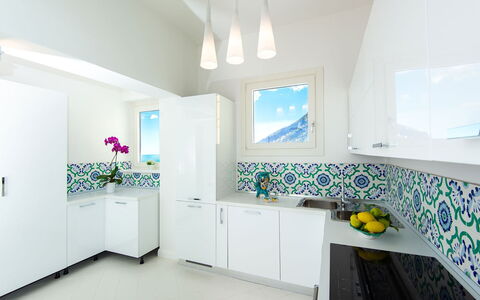 Villa Limoncello: Blå, Indretning, Gulvbelægning, Køkken, Countertop, Etage, Håndvask, Tap, Loft, Cabinetry