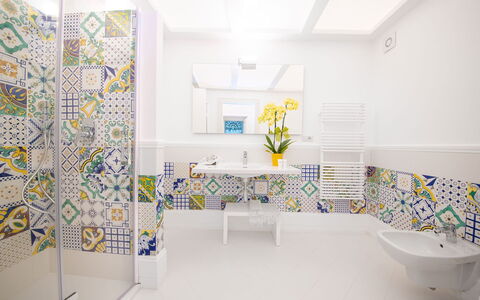 Villa Limoncello: Gulvbelægning, Indretning, Etage, Flise, Loft, Sanitærarmatur, Mosaic, Badeværelse, Tap