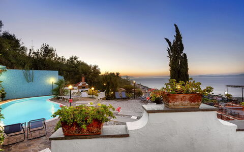 Villa Flora: Blå, Hav, Kyst, Coastal Og Oceaniske Landskabsformer, Ocean, Udvej, Eco Hotel, Blomsterkrukke, Kyst, Ferieby