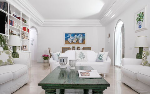 Villa Ribes: Møbel, Indretning, Couch, Gulvbelægning, Stue, Bord, Hjem, Etage, Loft, Værelse