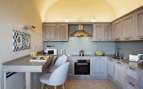 Villa Gilda: Møbel, Køkken, Indretning, Køkken Apparat, Countertop, Cabinetry, Belysning, Gulvbelægning, Loft, Større Bandage
