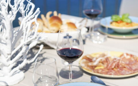 Villa Gilda: Mad, Bordservice, Tallerkner, Drinkware, Serveware, Bord, Ingrediens, Plade, Glasservice, Møbel