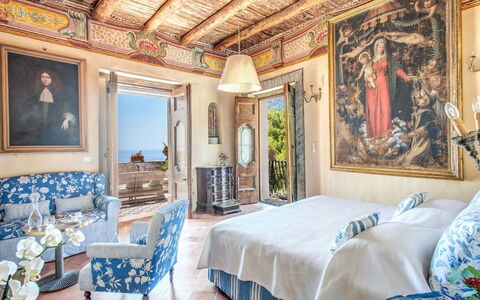 Villa Positano: Møbel, Indretning, Hav, Soveværelse, Stol, Sengetøj, Kyst, Seng, Udvej, Hotel