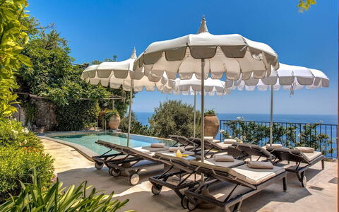 Villa Positano: Paraply, Udendørs Møbler, Svømmepøl, Udvej, Møbel, Liggestol, Hav, Eco Hotel, Coastal Og Oceaniske Landskabsformer
