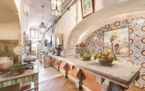 Villa Positano: Indretning, Loft, Flise, Porcelæn, Serveware, Stol, Tallerkner, Køkken, Køkken & Spisebord, Countertop