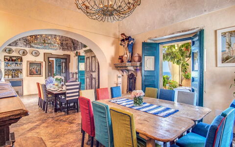 Villa Positano: Møbel, Væg, Indretning, Bord, Stol, Belysning, Arkitektur, Gulvbelægning, Spisestue, Hjem