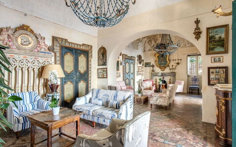Villa Positano: Møbel, Væg, Indretning, Gulvbelægning, Stol, Stue, Værelse, Billedramme, Loft, Stueplante