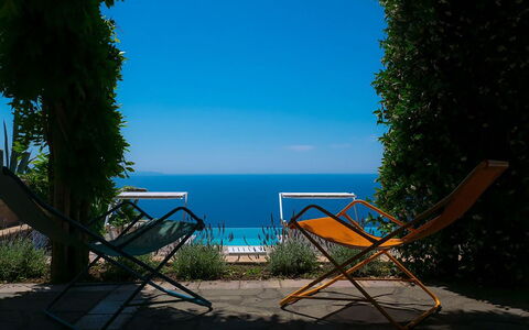Villa Sant'Agata: Blå, Møbel, Sommer, Hav, Udendørs Møbler, Stol, Ocean, Coastal Og Oceaniske Landskabsformer, Sollys, Skygge