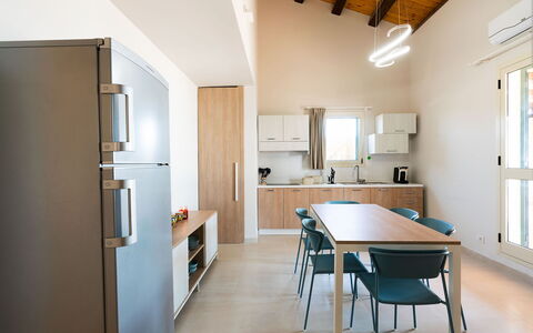 Casa sul Mare: Møbel, Indretning, Køkken, Gulvbelægning, Køkken Apparat, Træ, Countertop, Loft, Større Bandage, Stol