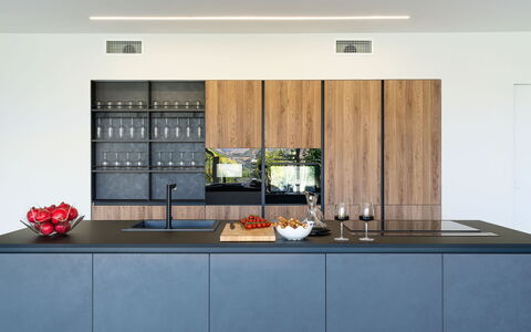 Villa Contemporanea: Køkken, Indretning, Countertop, Køkken Apparat, Træ, Cabinetry, Gulvbelægning, Møbel, Skab, Husholdningsapparat