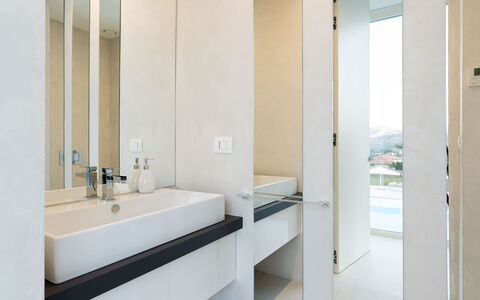 Villa Contemporanea: Indretning, Gulvbelægning, Væg, Etage, Sanitærarmatur, Badeværelse, Træ, Loft, Hjem, Tap