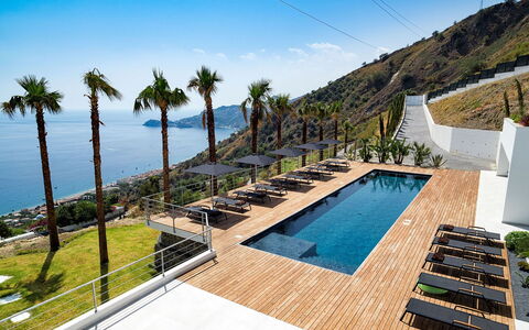 Villa Alcantara: Udvej, Svømmepøl, Eco Hotel, Hotel, Villa, Badeby, Trappe, Altan, Liggestol