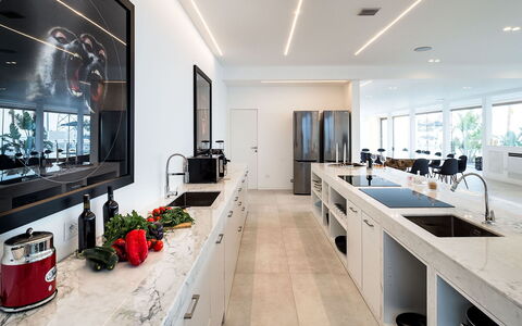 Villa Alcantara: Køkken, Indretning, Countertop, Gulvbelægning, Møbel, Etage, Loft, Belysning, Cabinetry, Køkken Apparat
