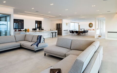 Villa Alcantara: Indretning, Couch, Møbel, Gulvbelægning, Etage, Stue, Hjem, Bord, Loft