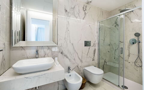 Villa Alcantara: Gulvbelægning, Indretning, Sanitærarmatur, Badeværelse, Etage, Spejl, Håndvask, Tap, Vvs, Toilet