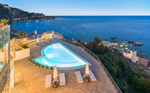 Villa Taormina- Baya Bella: Blå, Vand, Krop Af Vand, Svømmepøl, Hav, Kyst, Udvej, Coastal Og Oceaniske Landskabsformer, Ocean, Strand