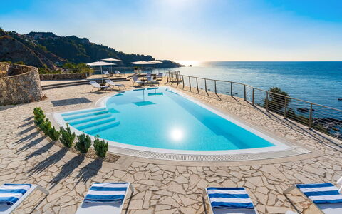 Villa Taormina- Baya Bella: Blå, Vand, Krop Af Vand, Svømmepøl, Coastal Og Oceaniske Landskabsformer, Hav, Kyst, Udvej, Strand, Udendørs Møbler
