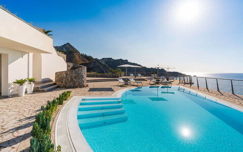 Villa Taormina- Baya Bella: Blå, Vand, Krop Af Vand, Hav, Coastal Og Oceaniske Landskabsformer, Kyst, Svømmepøl, Ocean, Udvej, Strand