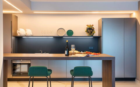 Villa Taormina- Baya Bella: Møbel, Indretning, Gulvbelægning, Træ, Bord, Køkken, Countertop, Hjem, Etage, Belysning