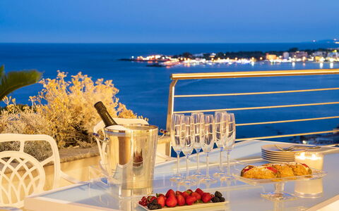 Villa Taormina- Baya Bella: Vand, Krop Af Vand, Møbel, Udendørs Møbler, Bord, Stol, Hav, Horisont, Udvej, Udendørs Bord