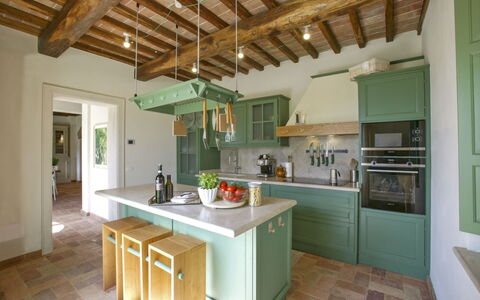Villa Eline: Køkken, Indretning, Møbel, Gulvbelægning, Cabinetry, Træ, Countertop, Loft, Etage, Lysarmatur