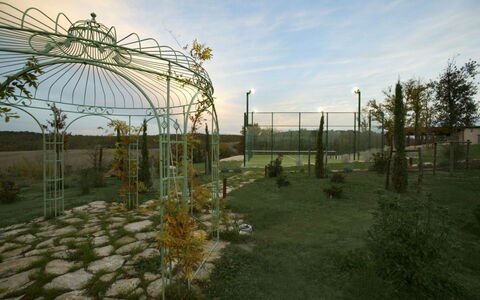 Villa Eline: Have, Jern, Metal, Skygge, Landscaping, Parkere, Udendørs Struktur, Botanisk Have, Walkway, Pavilion