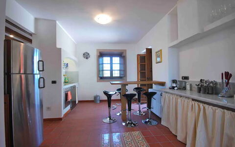 Villa Sarzana: Indretning, Møbel, Gulvbelægning, Køkken, Loft, Træ, Køkken Apparat, Countertop, Etage, Lysarmatur