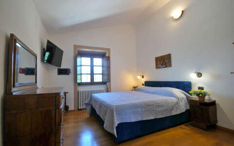 Villa Sarzana: Møbel, Hjem, Loft, Soveværelse, Lysarmatur, Bed Frame, Lampe, Seng, Billedramme, Hårdttræ