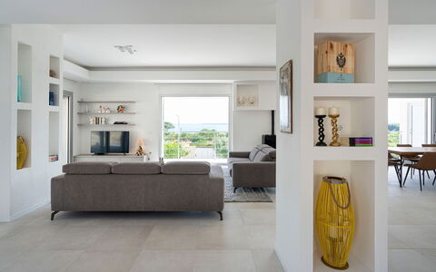 Villa Nina: Møbel, Indretning, Væg, Gulvbelægning, Etage, Træ, Loft, Stue, Værelse, Hjem