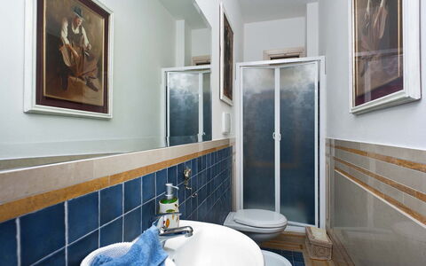 Villa Teresa: Gulvbelægning, Indretning, Etage, Sanitærarmatur, Flise, Badeværelse, Loft, Vvs, Spejl, Badeværelsesvask