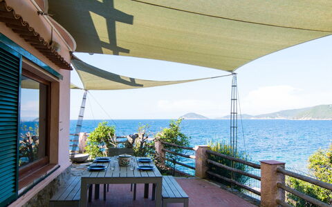 Villa Marciana: Krop Af Vand, Coastal Og Oceaniske Landskabsformer, Hav, Møbel, Kyst, Skygge, Ocean, Udendørs Møbler, Sø, Stol