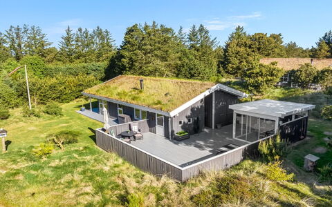Elisenda - 2.2Km from the Sea: Blå, Busk, Sommerhus, Bunddække, Have, Estate, Skygge, Landscaping, Stuehus, Eco Hotel