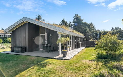 Elisenda - 2.2Km from the Sea: Blå, Busk, Sommerhus, Bunddække, Have, Estate, Skygge, Landscaping, Stuehus, Eco Hotel