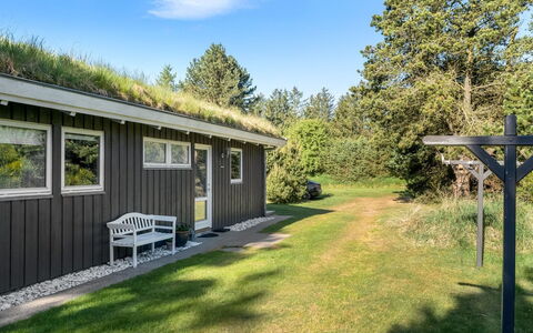 Elisenda - 2.2Km from the Sea: Blå, Busk, Sommerhus, Bunddække, Have, Estate, Skygge, Landscaping, Stuehus, Eco Hotel