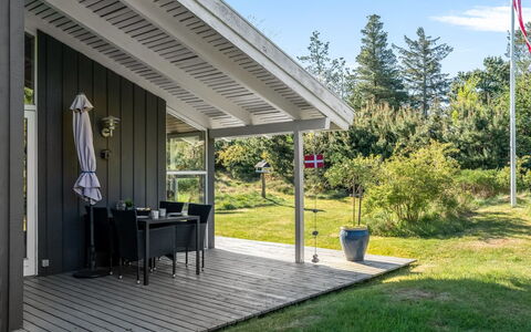Elisenda - 2.2Km from the Sea: Blå, Busk, Sommerhus, Bunddække, Have, Estate, Skygge, Landscaping, Stuehus, Eco Hotel