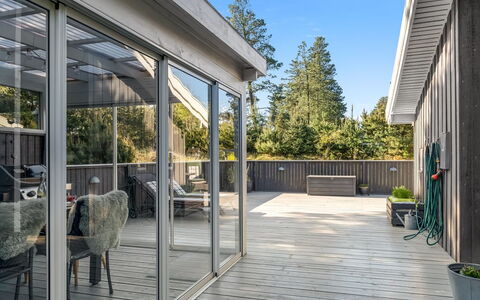 Elisenda - 2.2Km from the Sea: Blå, Busk, Sommerhus, Bunddække, Have, Estate, Skygge, Landscaping, Stuehus, Eco Hotel