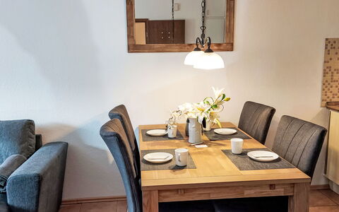 Elwi: Møbel, Træ, Indretning, Gulvbelægning, Bord, Køkken & Spisebord, Spisestue, Værelse, Etage, Brun