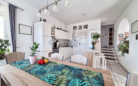 Bonika: Møbel, Indretning, Gulvbelægning, Etage, Stol, Bord, Træ, Værelse, Loft, Spisestue