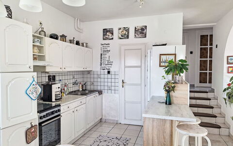 Bonika: Møbel, Gulvbelægning, Indretning, Etage, Træ, Køkken, Cabinetry, Større Bandage, Værelse, Loft
