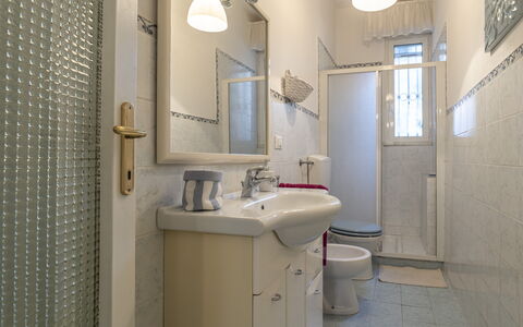 Casa Liliana Ac, Wifi, Forte Dei Marmi: Sanitærarmatur, Badeværelse, Badeværelsesvask, Gulvbelægning, Etage, Indretning, Håndvask, Toilet, Tap, Vvs