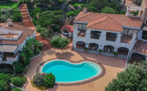 Porto Cervo Apartments Wifi And Ac: Boligområde, Udvej, Estate, Hacienda, Svømmepøl, Have, Villa, Landscaping, Mansion, Gårdsplads