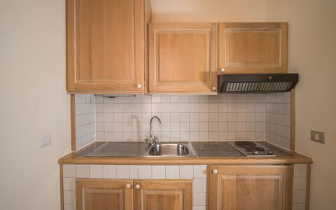 Porto Cervo Apartments Wifi And Ac: Køkken, Countertop, Køkken Apparat, Træ, Større Bandage, Cabinetry, Køkkenvask, Håndvask, Gulvbelægning, Sanitærarmatur
