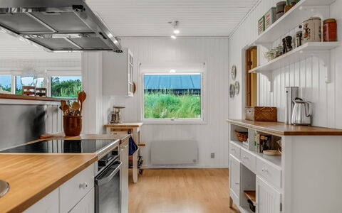 Cate - 900M from the Sea: Køkken, Køkken Apparat, Gulvbelægning, Træ, Indretning, Countertop, Loft, Større Bandage, Etage, Husholdningsapparat