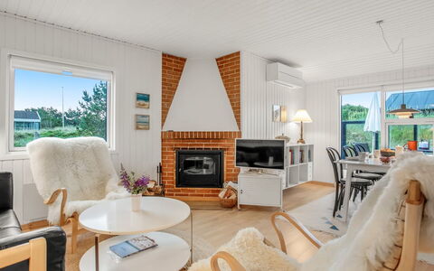 Cate - 900M from the Sea: Indretning, Træ, Møbel, Hjem, Loft, Gulvbelægning, Etage, Stue, Værelse, Stol