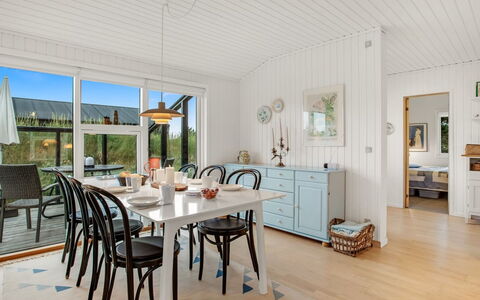 Cate - 900M from the Sea: Træ, Møbel, Indretning, Gulvbelægning, Loft, Køkken & Spisebord, Spisestue, Stol, Bord, Hjem
