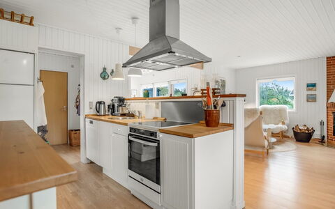Cate - 900M from the Sea: Køkken, Gulvbelægning, Countertop, Træ, Køkken Apparat, Møbel, Indretning, Cabinetry, Etage, Større Bandage