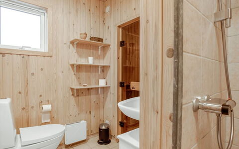Cate - 900M from the Sea: Gulvbelægning, Etage, Træ, Sanitærarmatur, Indretning, Loft, Badeværelse, Værelse, Toilet, Vvs